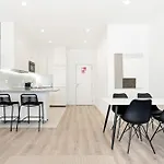 Flat, Metro & Sea 아파트