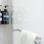 Flat, Metro & Sea 아파트