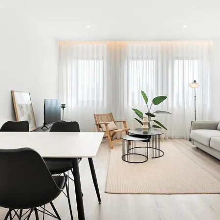 아파트 Flat, Metro & Sea